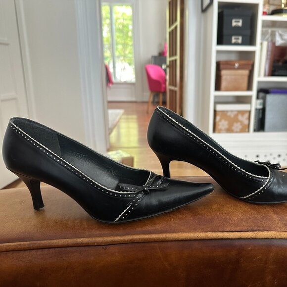 🎀 Stuart Weitzman Black Leather Kitten Heels with Bow Detail – Size 6.5 - Picture 1 of 5